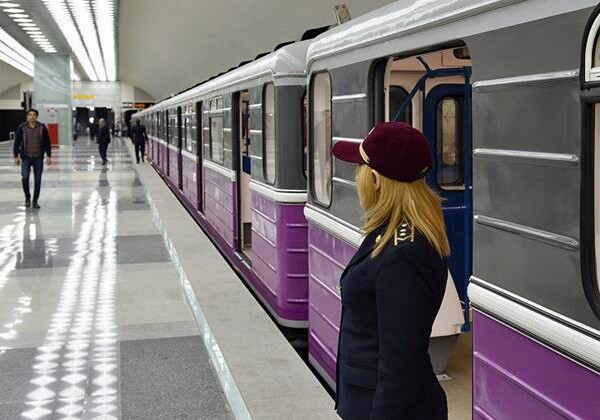 Полицейские Бакметрополитена помешали девушке броситься под поезд 