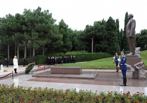 Президент Хорватии посетила могилу Гейдара Алиева (Фото)