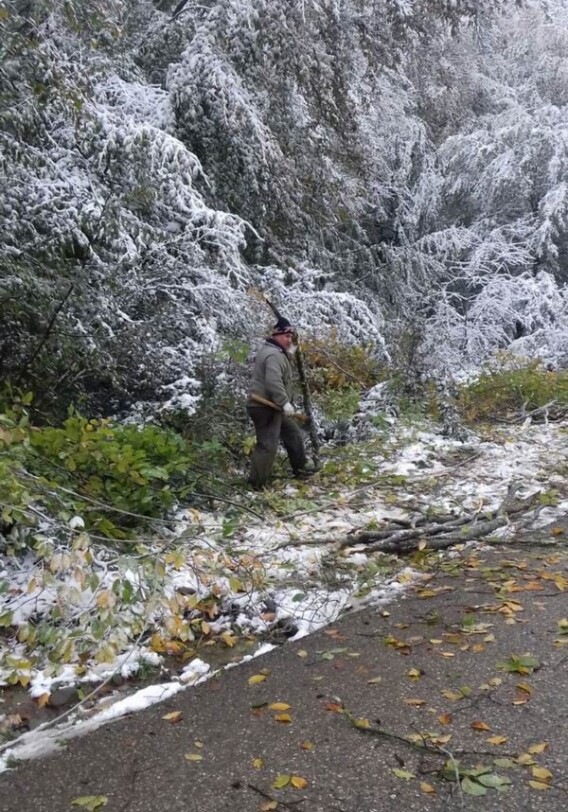 Снегопад в Гусарском районе оставил без света горное село (Фото)