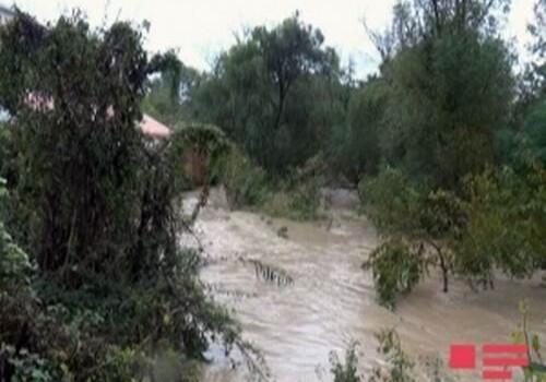 В Джалилабаде плотина переполнилась, магистральная трасса Алят – Астара закрыта