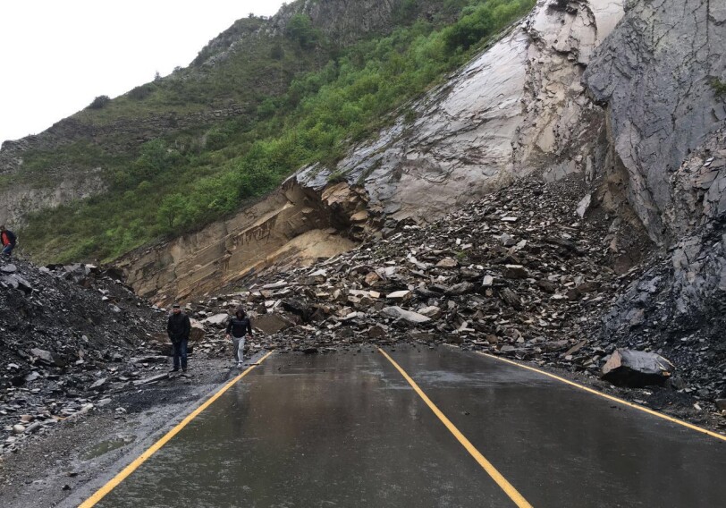 В результате горного обвала в Лерике на дороге скопилось более 150 автомобилей
