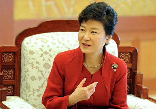 Скандал в Южной Корее: первая в истории страны женщина-президент Пак Кын Хе пострадала из-за подруги (Видео)