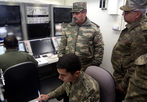 Министр обороны Азербайджана побывал на военной авиабазе (Фото)