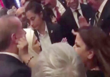 Звезда турецкой эстрады по-дружески ущипнула Эрдогана за щеку (Фото–Видео)