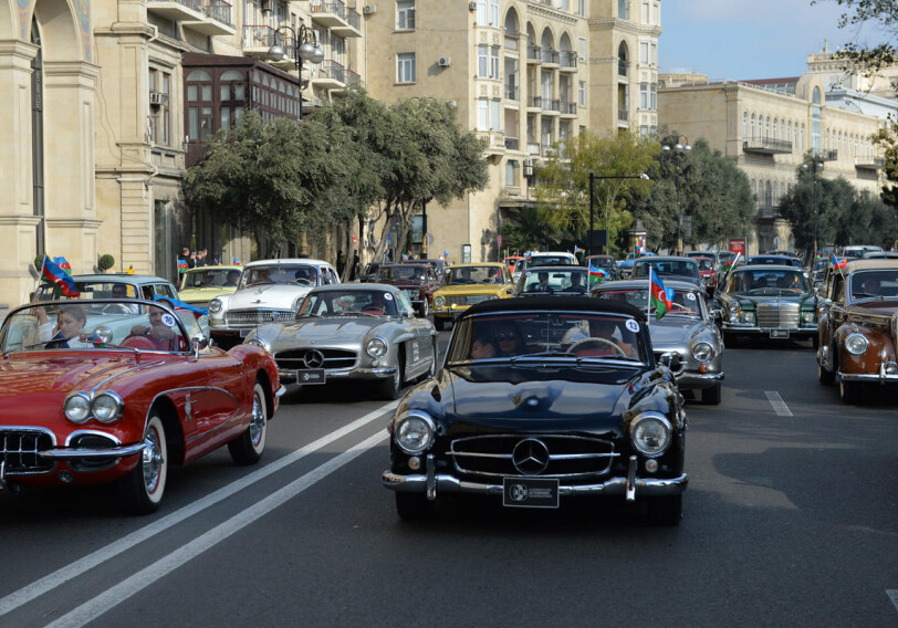 Баку превратился в автомобильный музей под открытым небом (Фото)