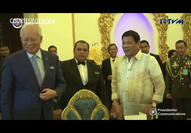 Президент Филиппин спел в караоке с премьером Малайзии (Видео)