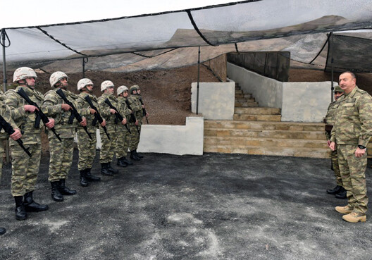 Президент Азербайджана ознакомился с условиями в командном пункте управления, расположенном на передовой (Фото)