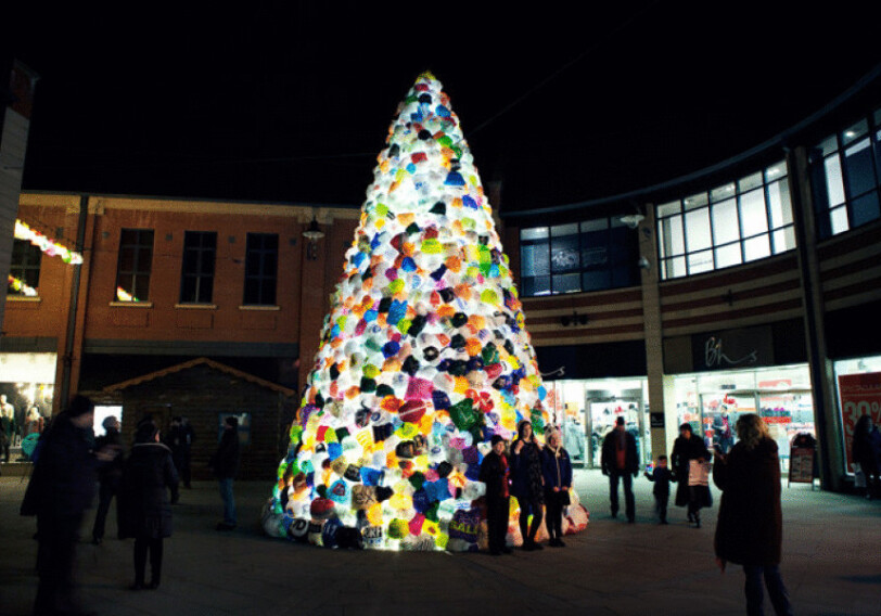 Дизайнеры Dior собрали 5-метровую рождественскую елку