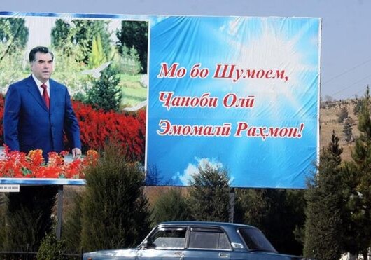 В Душанбе устанавливают большие портреты президента Рахмона