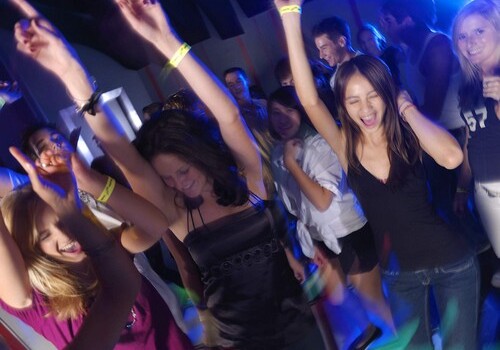 Несовершеннолетним запретят одним посещать дискотеки и клубы после 20:00 – в Азербайджане