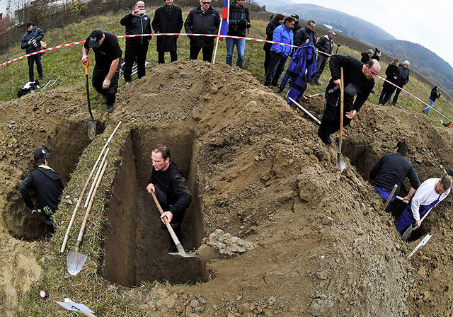 В Словакии прошел чемпионат Европы по рытью могил