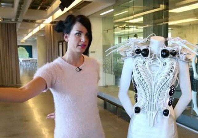Дизайнер спроектировала платье для защиты личного пространства (Видео)