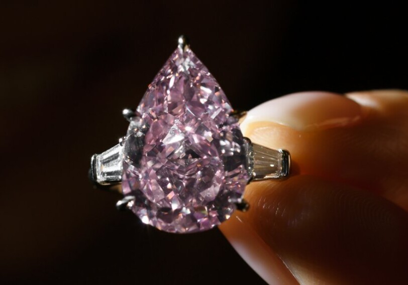Розовый бриллиант продан на аукционе за $18 млн
