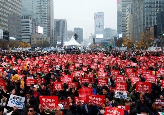 Десятки тысяч протестующих требуют отставки лидера Южной Кореи