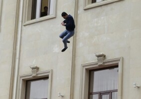 В Баку 20-летний парень выбросился с 8-го этажа
