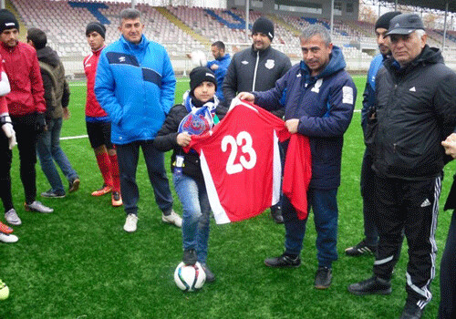 Азербайджанский клуб проведет акцию для больного раком мальчика (Фото)