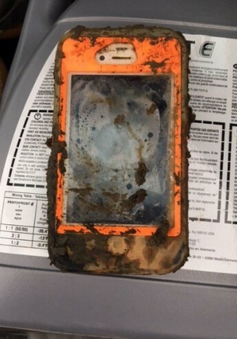Непотопляемый iPhone: телефон заработал, пролежав 1,5 года на дне озера