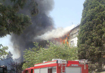 В Хырдалане в высотке произошел пожар, 18 человек отравились дымом