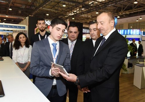 Президент Азербайджана посетил телекоммуникационную выставку (Фото)