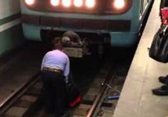 Мужчина бросился под поезд в бакинском метро