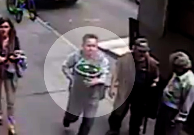 В Нью-Йорке ищут прохожего, похитившего из инкассаторского броневика ведро золота (Видео)