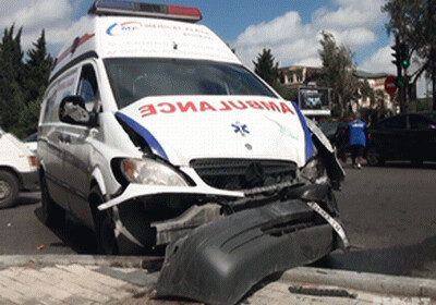 В Баку машина скорой помощи попала в аварию: больной скончался, медсестра ранена