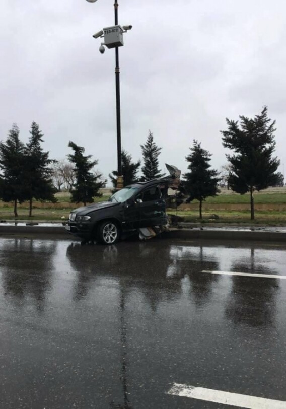 Настоящее чудо в Баку: BMW разорвало на части - никто не погиб (Фото)
