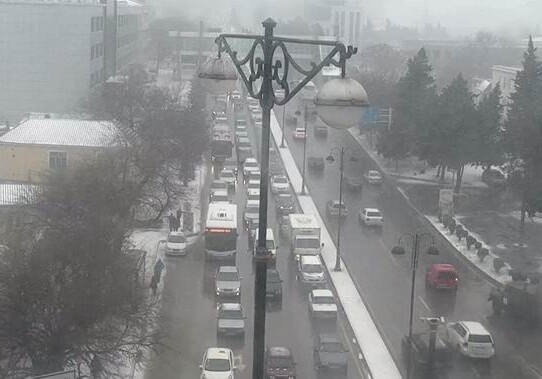 Снежная погода осложнила обстановку на дорогах Баку (Фото)