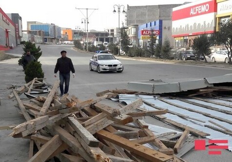 Порывы ветра оставили без крыши торговый центр в Баку (Фото)