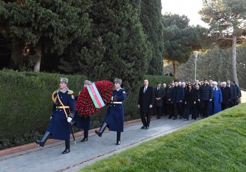 Президент Азербайджана посетил могилу Гейдара Алиева (Фото)