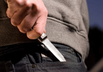 В Баку 15-летнего подростка ограбили и ударили ножом