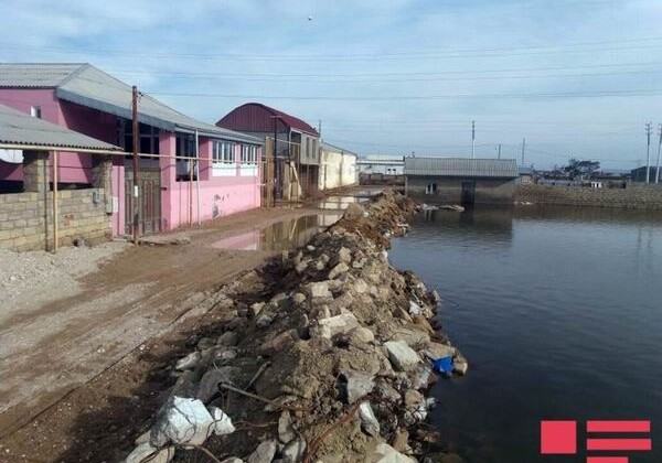 Уровень воды в озере Забрат поднялся: затоплена дорога Кюрдаханы-Пиршаги (Фото)