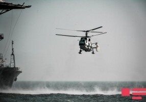 В поисках пропавших нефтяников участвуют около 10 кораблей и вертолет 