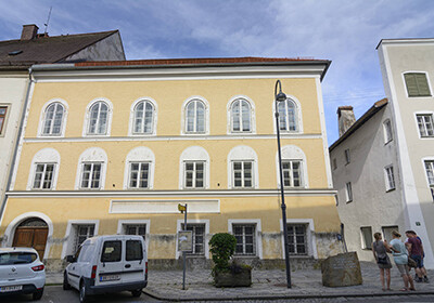 Власти Австрии передумали сносить дом Гитлера