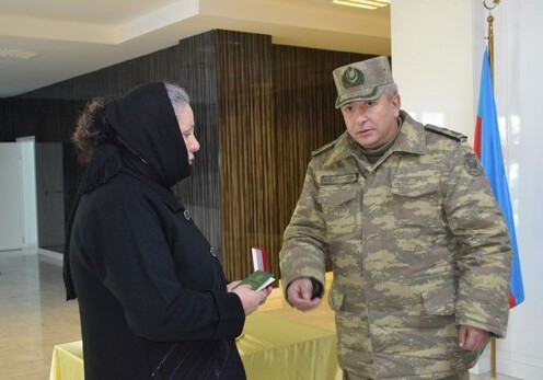 В Мингячевире медаль шехида вручили его родителям (Фото)