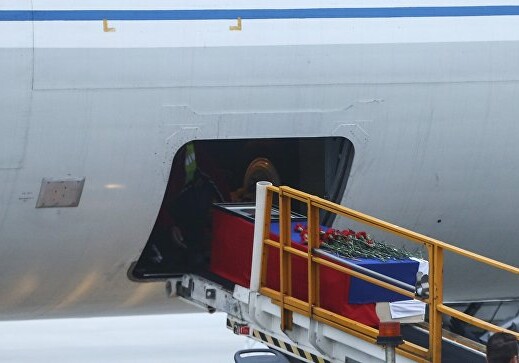Самолет с телом убитого российского посла приземлился в Москве
