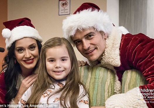Кэти Перри и Орландо Блум пришли в детскую больницу в образах миссис и мистера Санта-Клаус