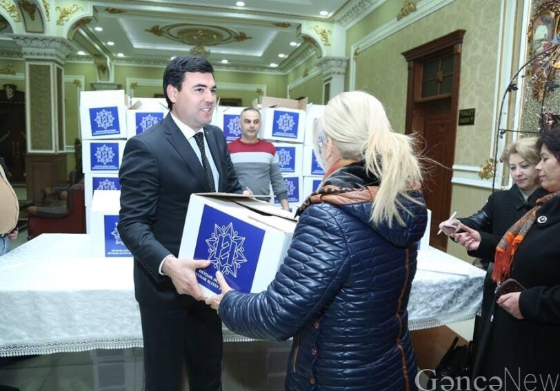 Фонд Гейдара Алиева вручил праздничные подарки неимущим жителям Гянджи