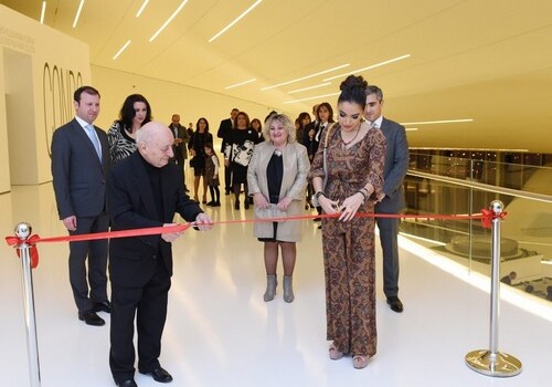 В Баку впервые открылась масштабная выставка кукол (Фото)