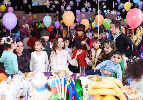 Фонд Гейдара Алиева организовал праздничное веселье для воспитанников детдомов и школ-интернатов (Фото)