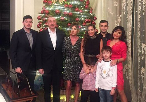 Президент Ильхам Алиев с семьей у новогодней ели (Фото)