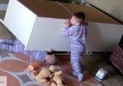 Двухлетний ребенок так спас брата-близнеца (Видео)