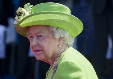 Елизавету II чуть не застрелил охранник Букингемского дворца
