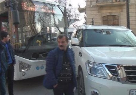 В Баку пассажирский автобус столкнулся с «Nissan-Patrol» (Фото)