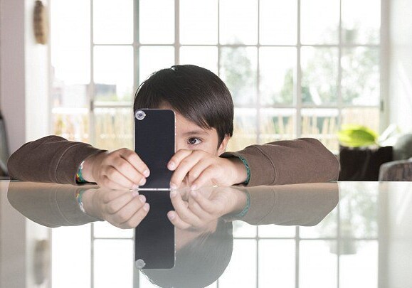 Ученые: использование детьми смартфонов ведет к синдрому сухого глаза