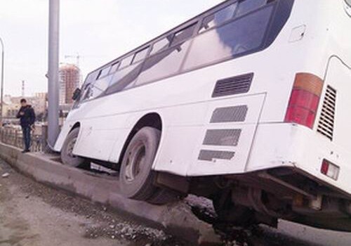 В Баку пассажирский автобус совершил ДТП: есть пострадавшие - Cписок