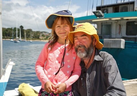 Новозеландец с 6-летней дочкой выжили, месяц дрейфуя в море на разбитой яхте (Фото)