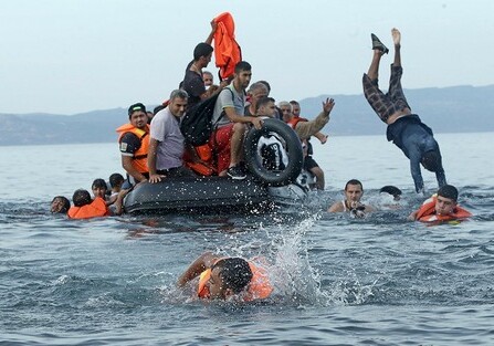 Судно со 107 мигрантами затонуло недалеко от берега Ливии