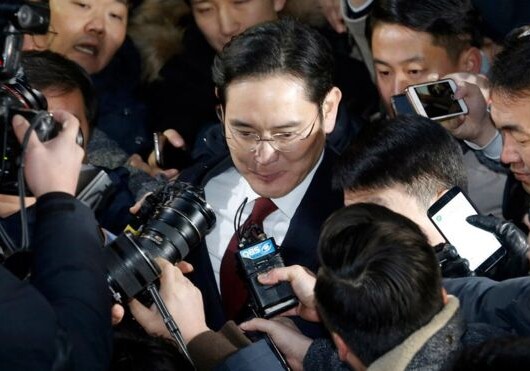 В Южной Корее выдали ордер на арест «наследника» Samsung