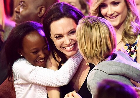 Биологическая мать дочери Джоли и Питта хочет воссоединиться с ребенком